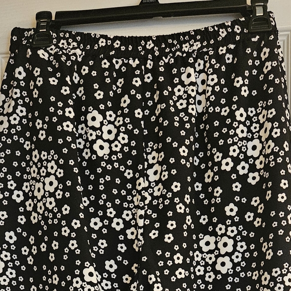Michael Kors Wide Leg Black & White Floral Pants. Wore One Time. Size Medium - Picture 4 of 8